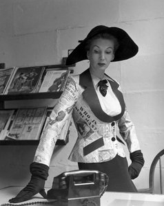 Mannequin portant une veste imprimee papier journal