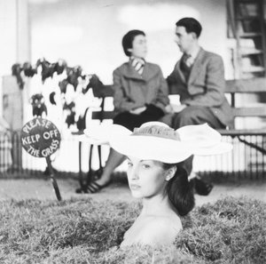 Femme portant un chapeau à fleurs