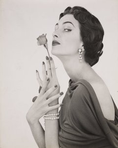 Femme avec une rose, vers 1960