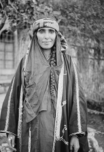 Une femme bédouine - . .