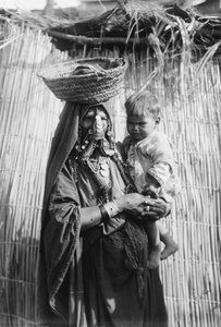 Une femme bédouine portant son enfant, Beersheba, c.1920 (photo n/b) - . .
