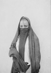 Une femme voilée, Le Caire, vers 1910 - . .
