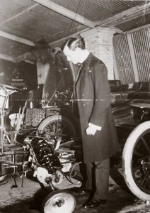 C S Rolls regardant le moteur d