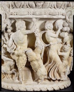 Chapiteau de colonne sculpté représentant Pan taquinant une chèvre cabrée avec une grappe de raisin et une ménade battant la mesure avec un tambourin (détail)