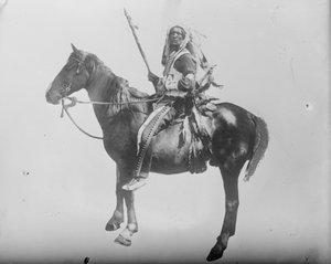 Chef Deep Sky-Indian monté sur un cheval, vers 1900