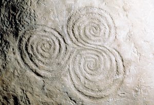 Détail des gravures rupestres curvilignes dans le tombeau à passage de l
