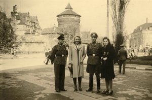 Deuxième guerre mondiale (1939-1945) : deux soldats allemands posant avec leur compagne ou épouse dans la ville de Tours en France