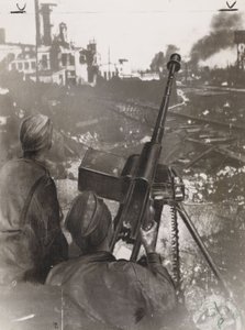 Deuxième guerre mondiale (1939-1945) : deux tireurs antichars russes défendant une usine près d