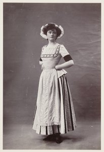 Portrait édouardien, femme en robe du XVIIIe siècle - John Pardon