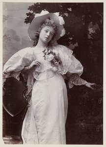 Portrait édouardien, femme en robe de dentelle - John Pardon