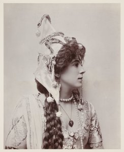 Portrait édouardien, femme en costume exotique - John Pardon