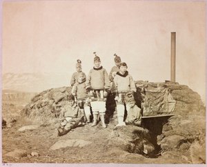 Expédition en Arctique (1875-1876) du capitaine George Nares (1831-1915) : Groupe de femmes indigènes à Disco - Frederick (attr. to) Barnard