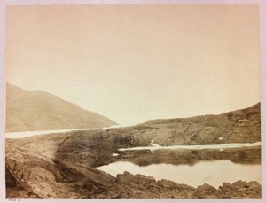 Expédition en Arctique (1875-1876) du capitaine George Nares (1831-1915) : Regard vers le cap Sabine depuis Port Payer - Frederick (attr. to) Barnard