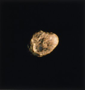 Hypérion, une des lunes de Saturne, photographiée par Voyager 2