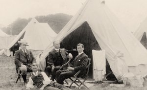 Hommes se relaxant devant leur tente, vers 1908 - . .