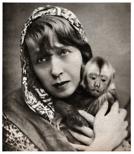 Mistinguett avec un petit singe - . .