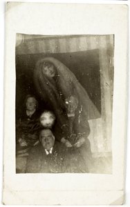 Phénomène paranormal : portrait de trois vieilles personnes, l