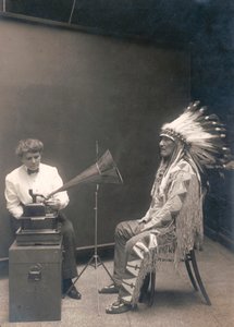 Indien Piegan, chef de montagne, écoutant un enregistrement avec l