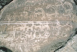 Gravures rupestres dans la vallée de Hunza, près de la zone archéologique de Karimabad, Pakistan - Isabel Redie