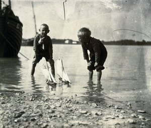 Scène de plage, portrait de deux garçons, vers 1900-1905 - Frederick (attr. to) Barnard