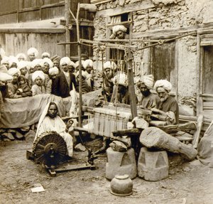 Filage et tissage de châles en laine, Srinagar, Cachemire, Inde vers 1901 (photo) - Frederick (attr. to) Barnard