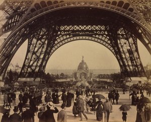 La base de la tour Eiffel, Exposition de Paris - . .