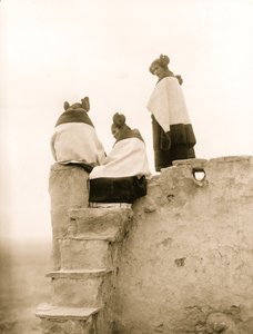 Trois femmes Hopi en haut des marches en adobe, Nouveau-Mexique 1906 (photo)
