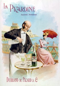Un garçon de café prépare un verre d