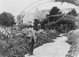 Claude Monet dans son jardin à Giverny, 1925