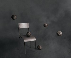 Boules et chaise en osier flottantes