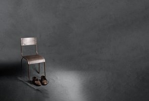 Chaise isolée et vieilles chaussures