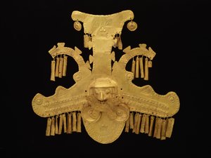 Ornement de coiffure avec têtes flanquées de crocodiles crêtés, période Yotoco, c.100-700