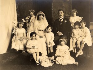 Photographie de groupe de Lady Dorothy Cavendish et Harold Macmillan le jour de leur mariage - Unbekannt Unbekannt