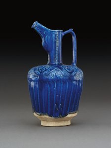Aiguière en céramique moulée monochrome bleu cobalt de Nishapur, Iran oriental