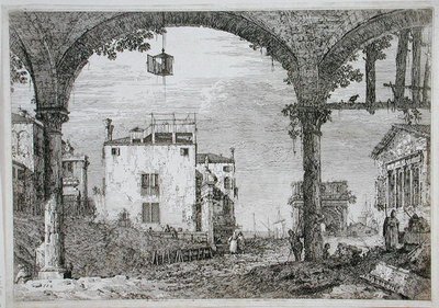 Vue à travers une arcade vers des bâtiments côtiers - Canaletto