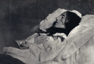 Portrait de la poétesse Marceline Desbordes-Valmore (1786-1859) sur son lit de mort. Photographie par Félix Tournachon dit Nadar (1820-1910) en 1859. Impression par Victor Tournachon, père de Nadar, fin du 19e siècle - Nadar