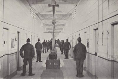 Un rassemblement de hooligans, prison de Borstal (photo n/b) - (after) English photographer