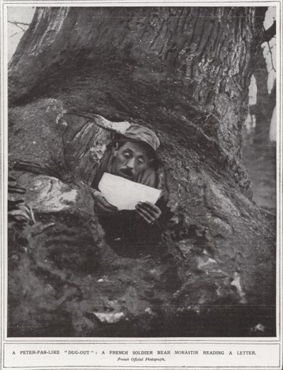 Un soldat français près de Monastir lisant une lettre - (after) English photographer