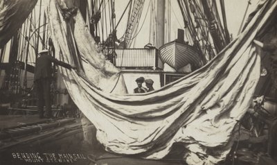 Fixation de la grand-voile à bord du Mount Stewart - (after) English photographer