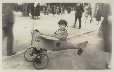 Garçon dans un avion jouet (photo n/b) - (after) English photographer