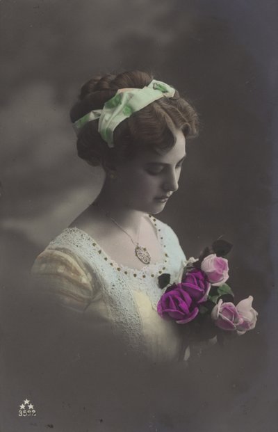 Fille regardant dans un bouquet de roses (photo en couleur) - (after) English photographer