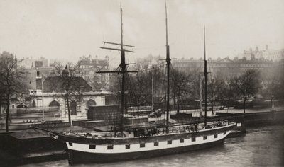 Le navire ami, Charing Cross Pier (photo n/b) - (after) English photographer