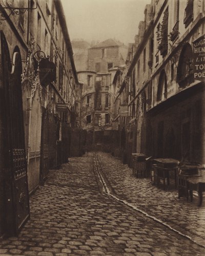 La cour du Dragon, bas de la rue de Rennes (photo n/b) - (after) French Photographer