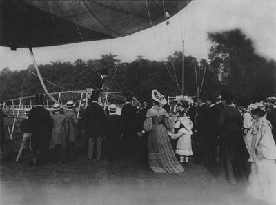 Santos Dumont et son dirigeable - (after) French Photographer