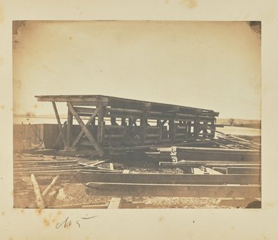 Représente la plate-forme sur laquelle les fonds des arches sont construits. - A.J. Russell