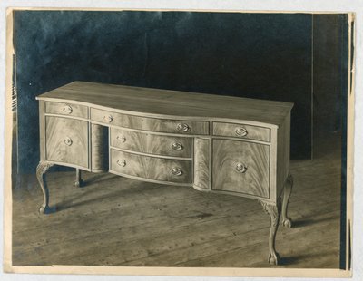 Conception pour un buffet avec quatre pieds et un front tripartite - A.N. Davenport Co.
