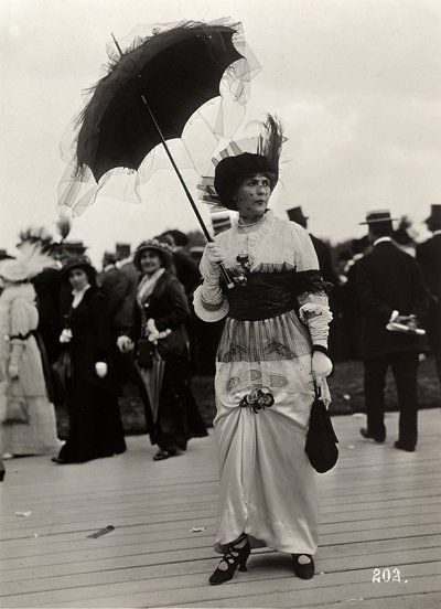 Mode aux courses : une spectatrice à la Journée des drags, Auteuil, France - A. Calavas