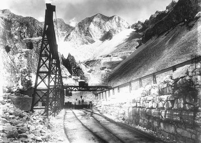 Une station du tramway pour le transport du marbre, dans les Alpes Apuanes (photo n/b) - A. Corsini