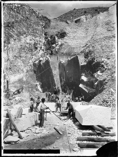Alpi Apuane (Carrara). Carriers et blocs de marbre en cours de découpe (photo n/b) - A. Corsini