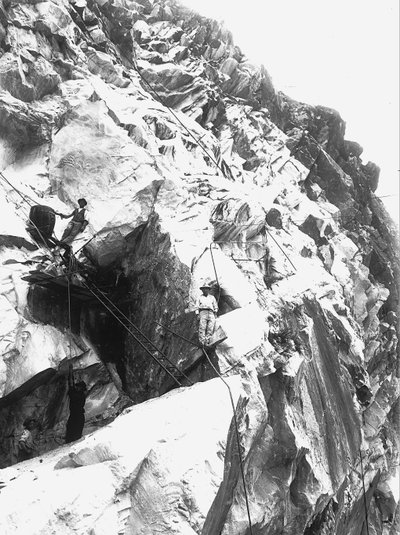 Excavatrices au travail dans une carrière de la firme "Fabbricotti" à Lorano, dans les Alpes apuanes - A. Corsini